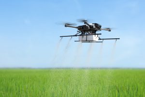 drone-pulverizacion-de-fertilizantes-en-plantas-vegetales-verdes-tecnologia-agricola-automatizacion-agricola (1)-min